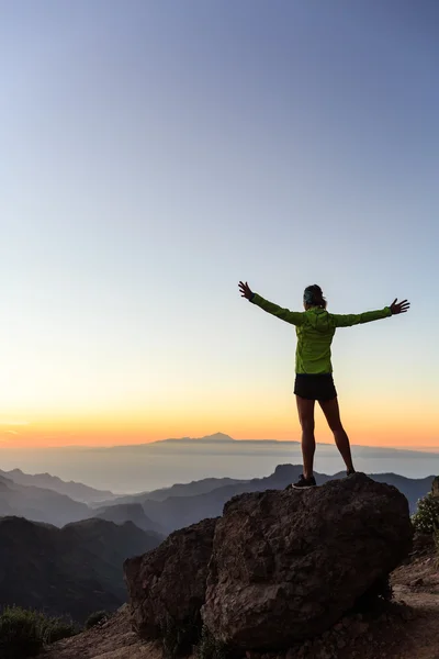 Femme alpiniste succès silhouette dans les montagnes inspirantes — Photo