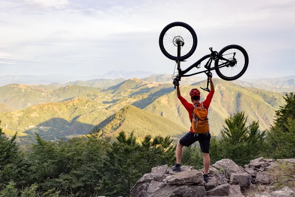 Bicicleta de montaña éxito, mirando las montañas vista —  Fotos de Stock