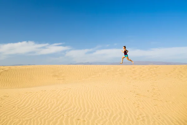 Kadın kum çöl dunes üzerinde çalışan yalınayak — Stok fotoğraf