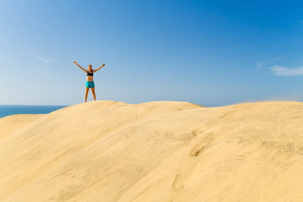 Framgångsrik kvinna kör på sand öknens sanddyner — Stockfoto