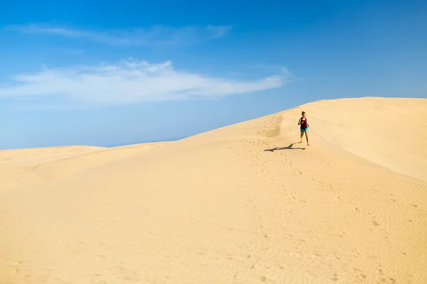 Mujer corriendo en las dunas del desierto — Foto de Stock
