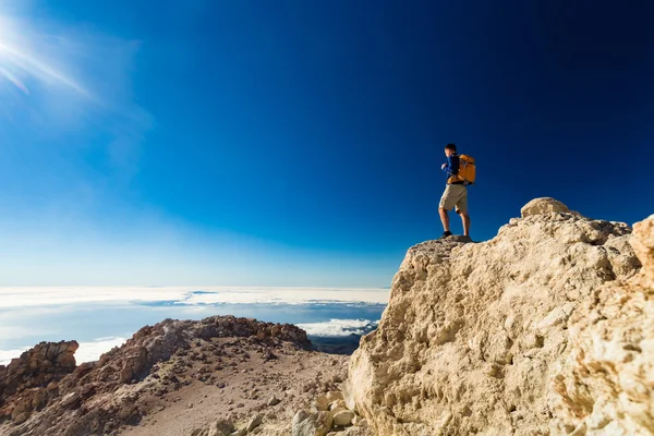 Touristischer Wanderer oder Trailrunner mit Blick auf die Aussicht. — Stockfoto