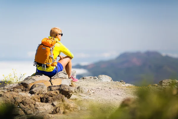 Pěší turistika šťastná žena relaxační v horách — Stock fotografie