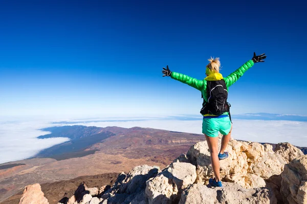 Femme escalade succès au sommet de la montagne — Photo