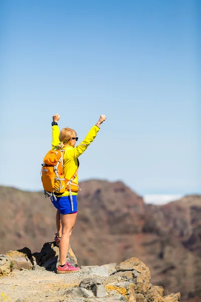 Пішохідний успіх, щаслива жінка в горах — стокове фото