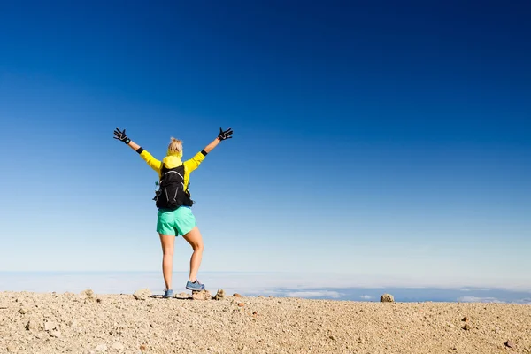 Mujer senderismo éxito silueta en la cima de la montaña — Foto de Stock