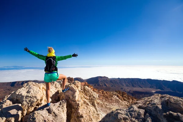 Femme escalade succès au sommet de la montagne — Photo