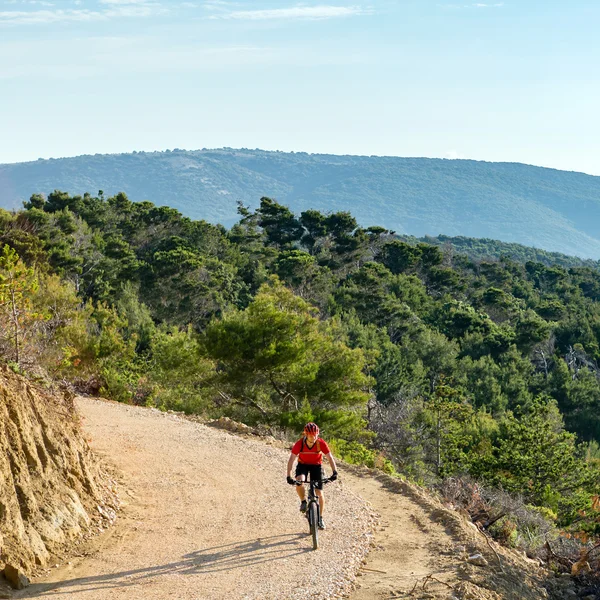 Mountainbike-cyklist ridning på cykel på havet — Stockfoto