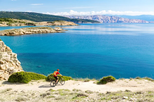 夏夕日森の中で自転車に乗って山のバイカー — ストック写真