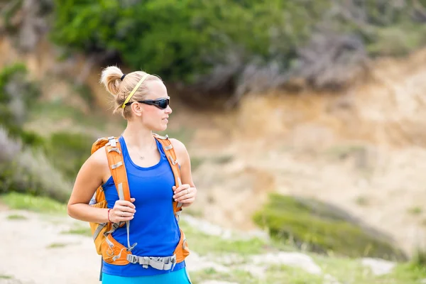 Senderismo de mujer con mochila en montañas — Foto de Stock