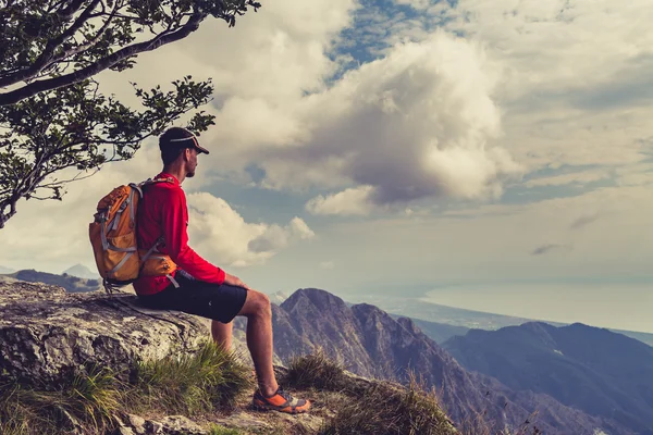 Senderismo hombre o corredor de senderos mirando las montañas — Foto de Stock