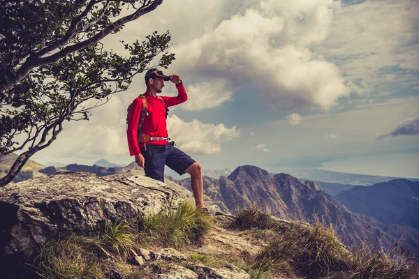 Senderismo hombre o corredor de senderos mirando las montañas —  Fotos de Stock