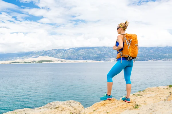 Wanderin mit Rucksack, Wandern am Meer und in den Bergen — Stockfoto