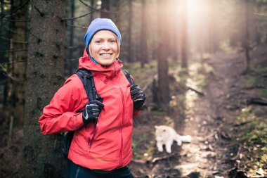 Mutlu kadın ile köpek yürüyüş hiking
