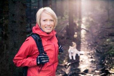 Mutlu kadın ile köpek yürüyüş hiking