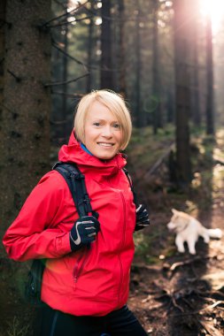 Mutlu kadın ile köpek yürüyüş hiking