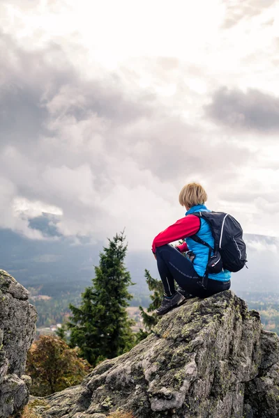 Vrouw wandelen in de herfst bergen en bossen — Stockfoto