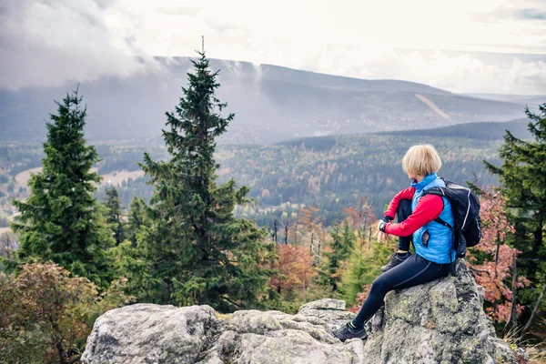 Sonbahar dağlar ve ormanlar hiking kadın — Stok fotoğraf