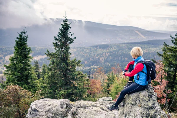 Kvinna vandra i höst berg och skog — Stockfoto