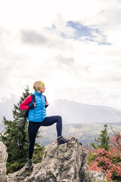 Woman hiking in autumn mountains and woods — Stock Photo, Image
