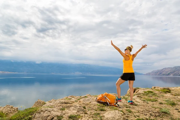 Vrouw Wandelen klimmen succes, wandelaar op zee en bergen — Stockfoto