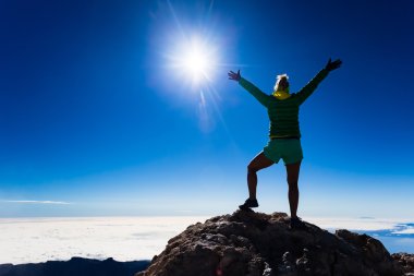 Başarı siluet dağın tepesinde tırmanma kadın