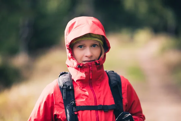 Frau wandert im herbstlichen Wald — Stockfoto