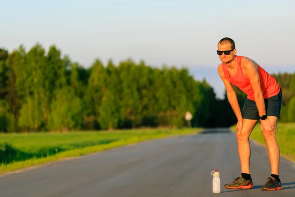 Человек бежит по проселочной дороге, тренируя вдохновение и мотивацию — стоковое фото