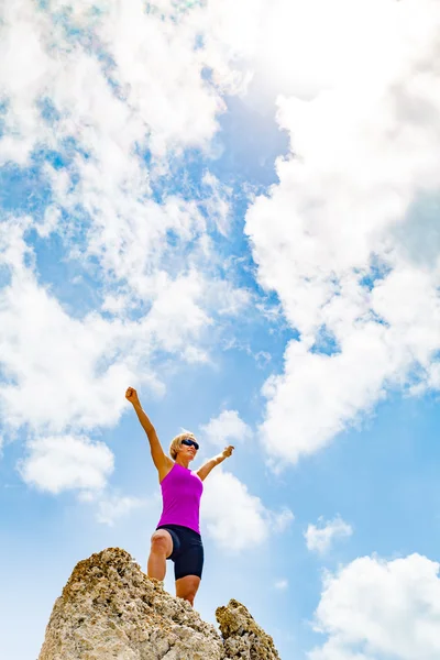 Happy woman on mountain top smiling — Stock Photo, Image