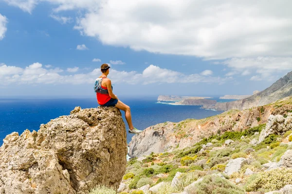 Caminante o escalador mirando la inspiradora vista al océano — Foto de Stock