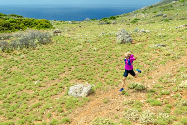Ευτυχισμένη γυναίκα trail running μέσα όμορφα βουνά — Φωτογραφία Αρχείου