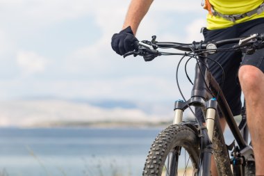Deniz ve yaz dağlar bisiklet sürme Mountainbiker.