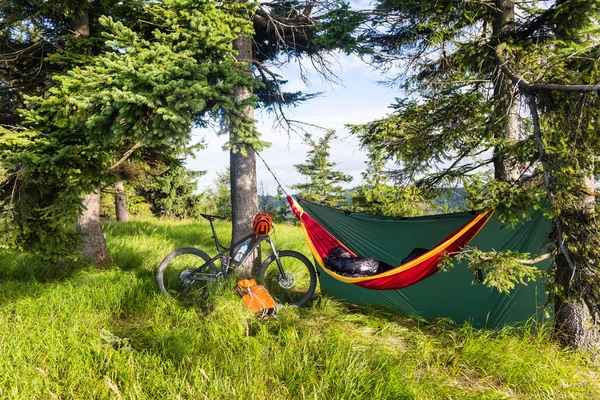 Viagens de bicicleta e camping com rede em florestas de verão — Fotografia de Stock