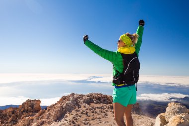Dağlarda Teide Tenerife, Kanarya Adaları tırmanma kadın hiking