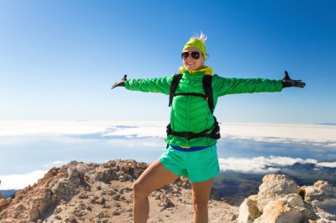 Dağın tepesinde Teide Tenerife, Kanarya Adaları üzerinde başarı hiking kadın