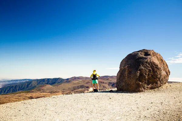 Žena, pěší turistika, lezení v horách ve Španělsku — Stock fotografie