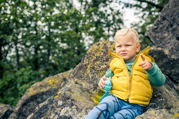 Liten Pojke Vandring Bergen Familjeäventyr Små Barn Går Stenig Grön Stockbild