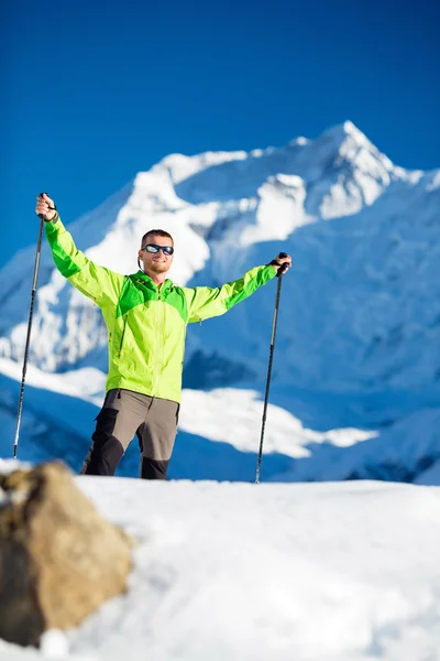 Adam kış dağlar hiking mutlu — Stok fotoğraf