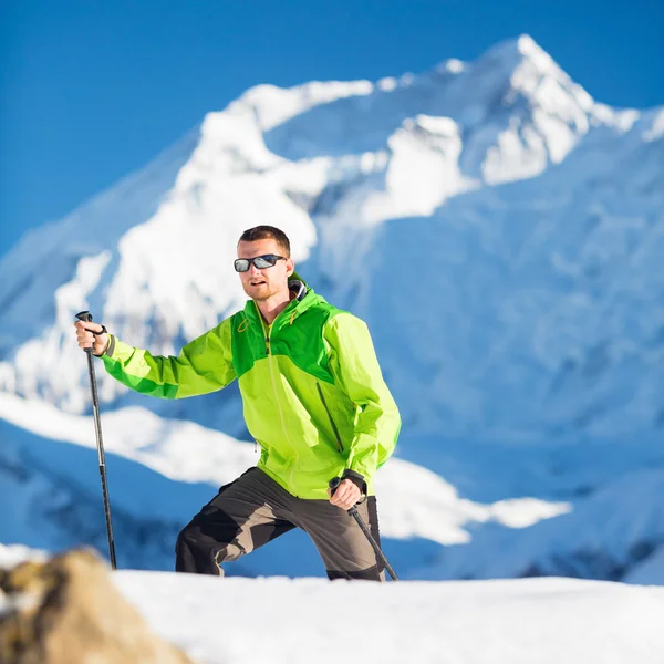 Arrampicata uomo esplorare montagne invernali — Foto Stock