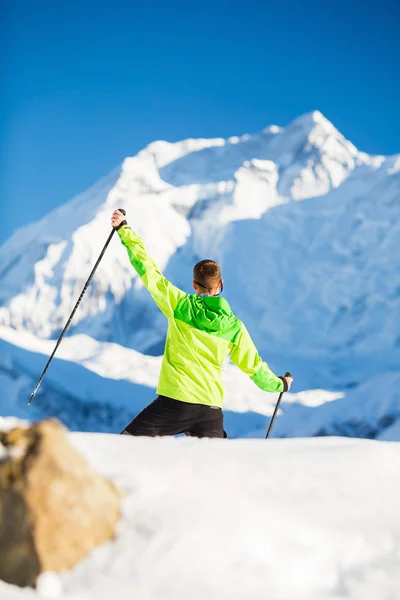 Homme randonnée dans les montagnes de l'Himalaya au Népal — Photo