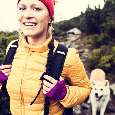 Mutlu kadın ile köpek vintage dağlarda hiking