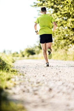 Yaz aylarında ülke yolda koşu adam