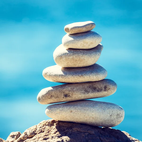 Steine balancieren, alte Kieselsteine stapeln Hintergrund — Stockfoto