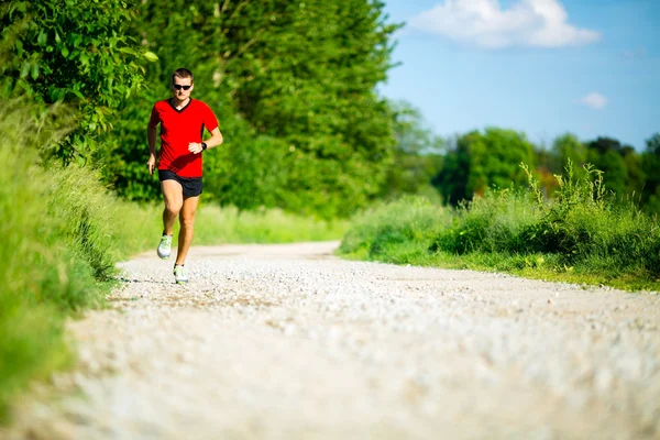 Hombre corriendo por el camino del campo — Foto de Stock