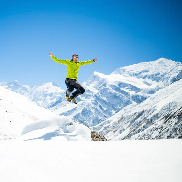 Uomo felice saltando successo in montagna — Foto Stock