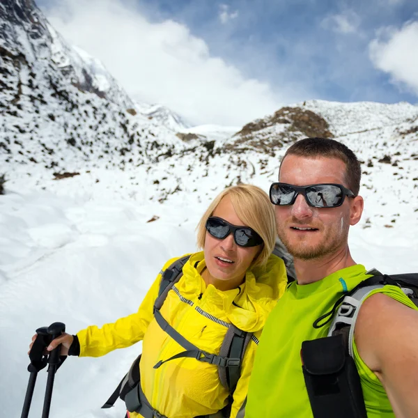 Пара пеших туристов фотографируют экспедицию в горах — стоковое фото