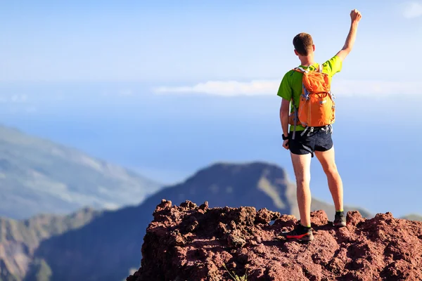 Escursioni di successo, escursionista zaino in spalla uomo in montagna — Foto Stock