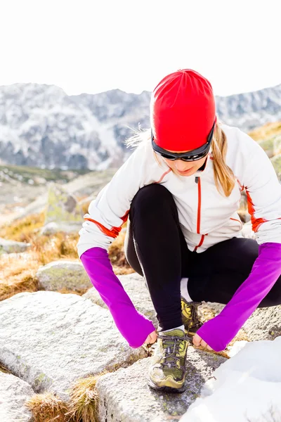 Woman runner tying sport shoe trail running — Stock Photo, Image