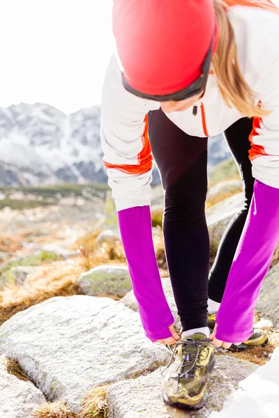 Woman runner tying sport shoe trail running — Stock Photo, Image