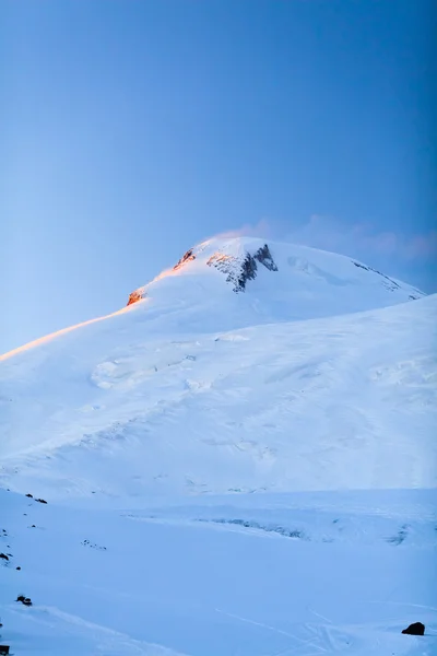 Montagne paesaggio bellissimo tramonto Elbrus Russia — Foto Stock